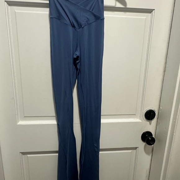 OFFLINE By Aerie Real Me Super Flare Crossover Hi-Rise Leggings Blue Size Small - Picture 2 of 4